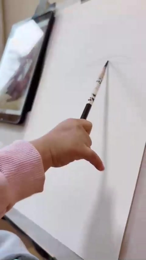 人类幼崽画大龙虾时边画边说好吃太馋了