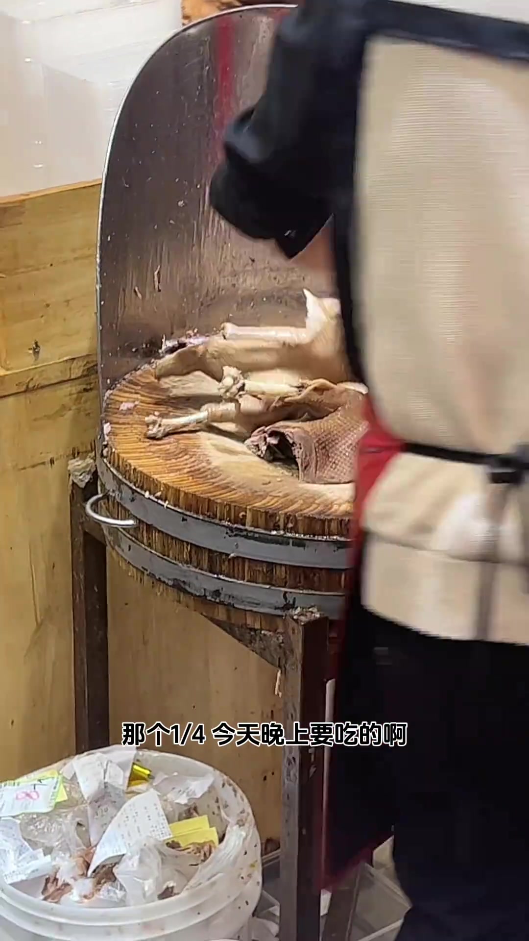 人山人海,买了大鹅回酒店品尝,扬州盐水鹅