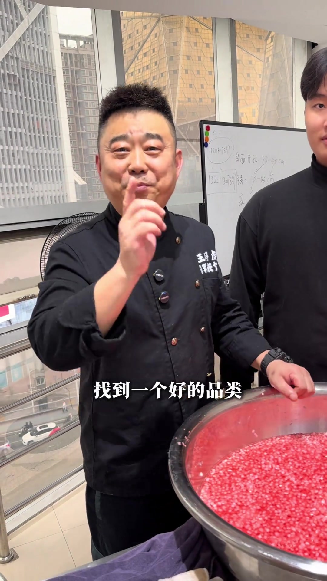 梧州学员大学门口摆摊,挑战50斤糯米饭,贵阳