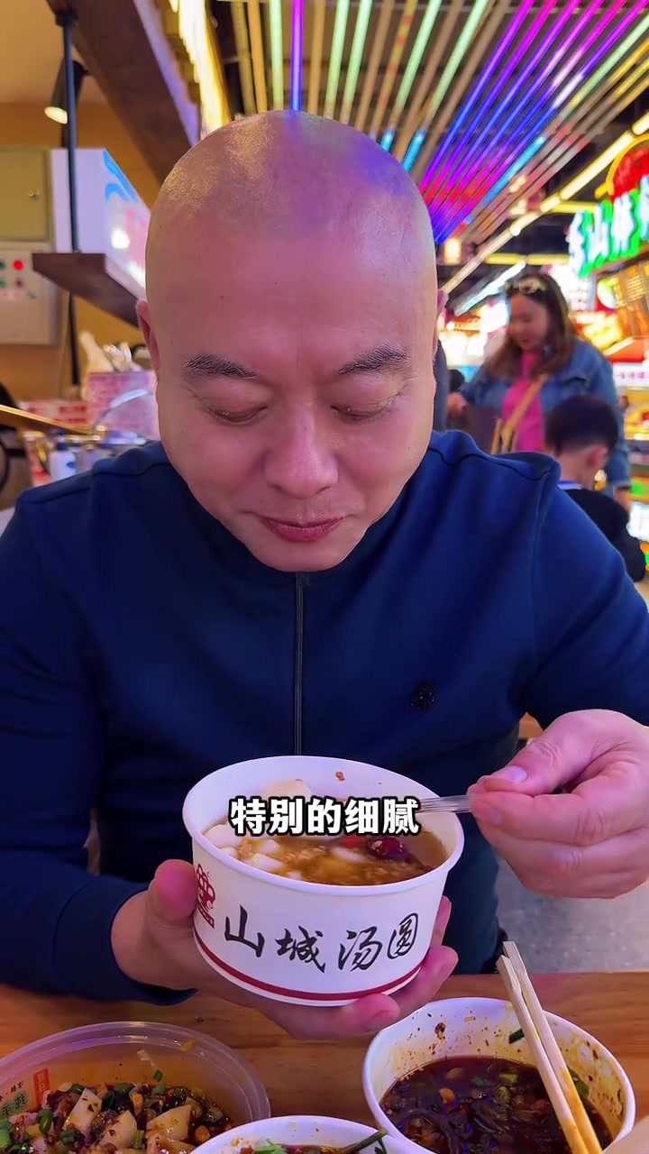 逛解放碑，尝地道重庆美食！