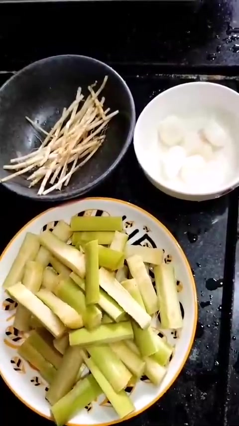 竹甘蔗马蹄茅根鸭翅一起煲汤，汤特别好喝，甜甜的