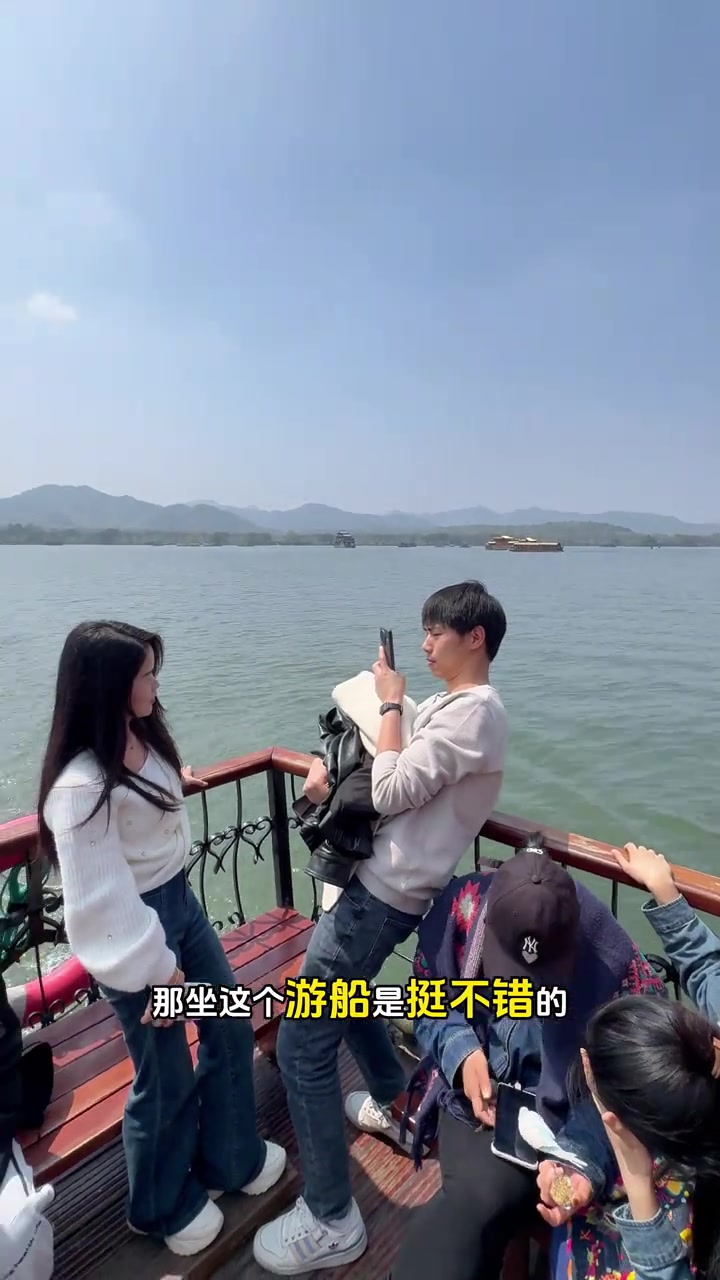 在西湖上坐游船只要5块钱你敢信吗？在西湖上坐游船只要5块钱你敢信吗？#杭州西湖游船 #西湖