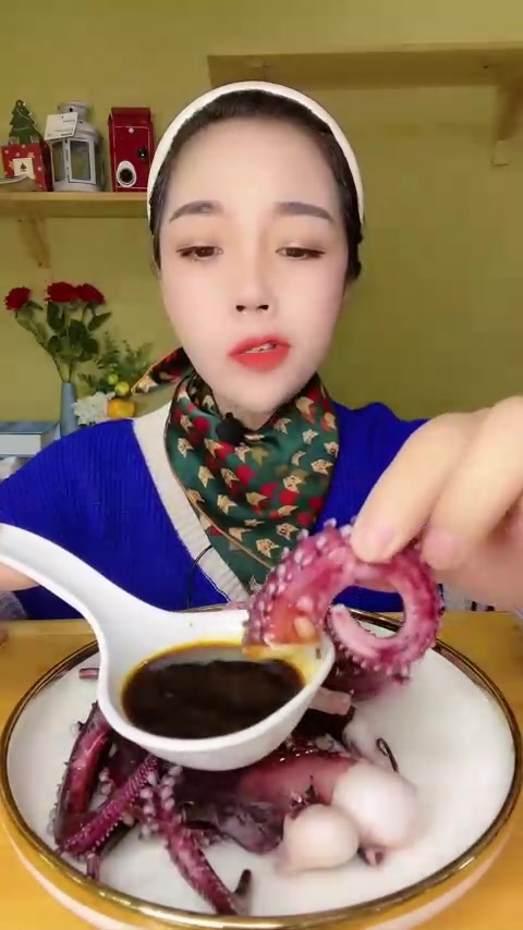水煮章鱼足，冷水下锅，锅开再煮2分钟，特别的简单！