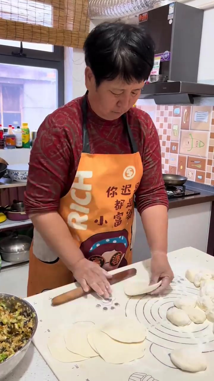 素馅大白菜包子,也好吃,最近就想吃馅老妈的擦子到了,以后肯定还是要吃馅呀