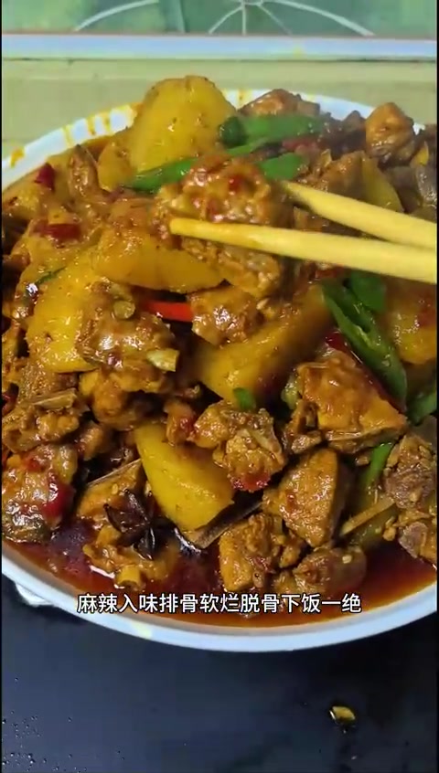 年夜饭必备!四川版土豆烧排骨,麻辣鲜香超下饭