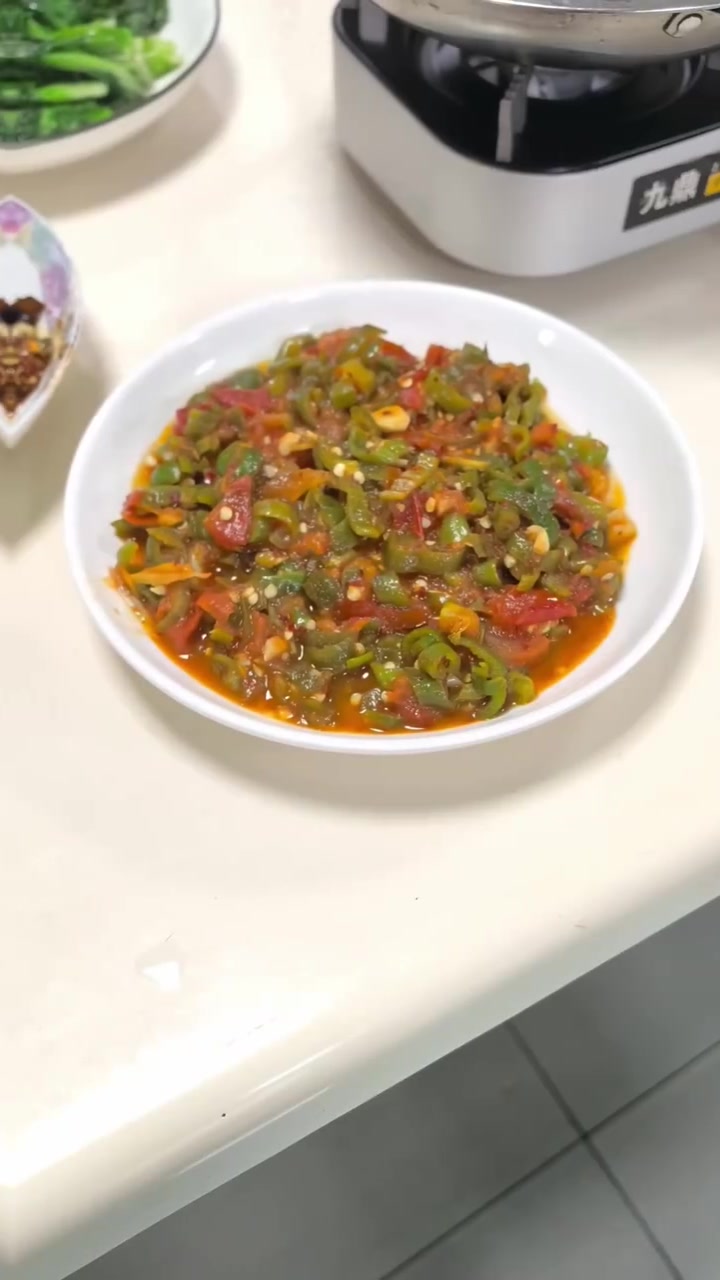 #牢记厨房用火不离人# 到饭点啦～蓝朋友今日份菜单分享，铁锅炖大鹅、春笋炒腊肉、虫草排骨汤