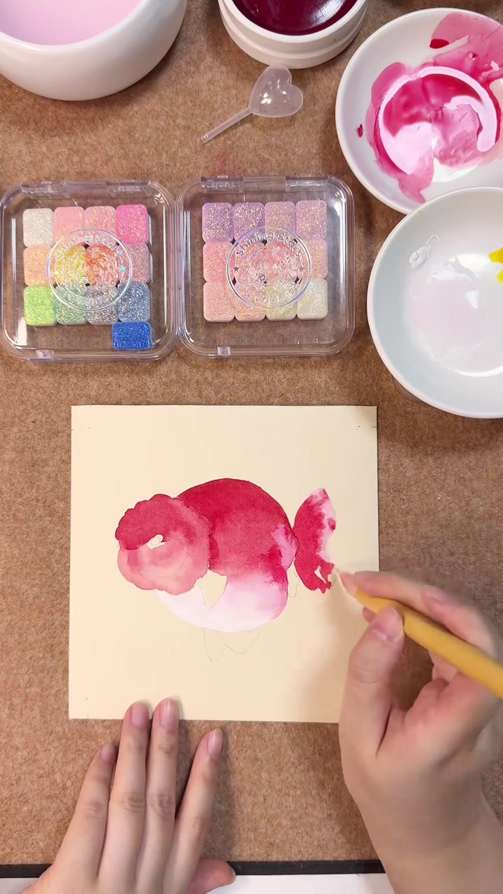 粉红色兰寿鱼装饰画怎么画 国画颜料加爆闪