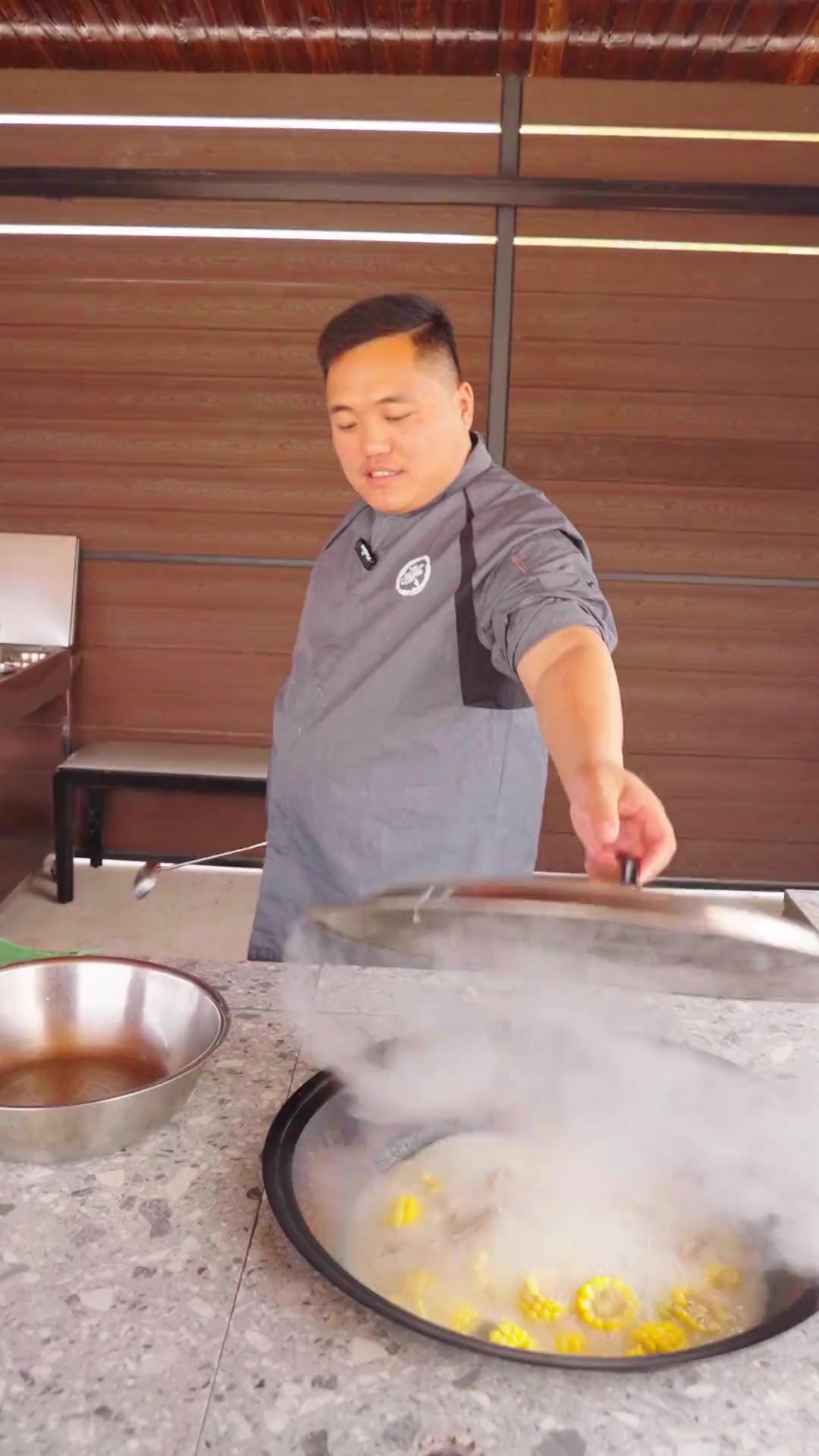 「玉米炖排骨」清甜,喷香的玉米排骨汤,喝起来清清爽爽带有丝丝玉米的香甜