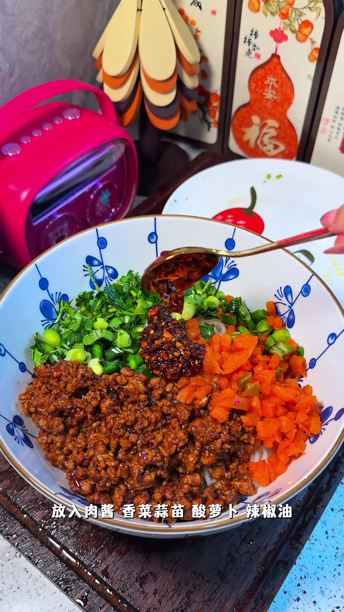 在家做徐州肉酱米线,香浓肉酱,爽滑米线!