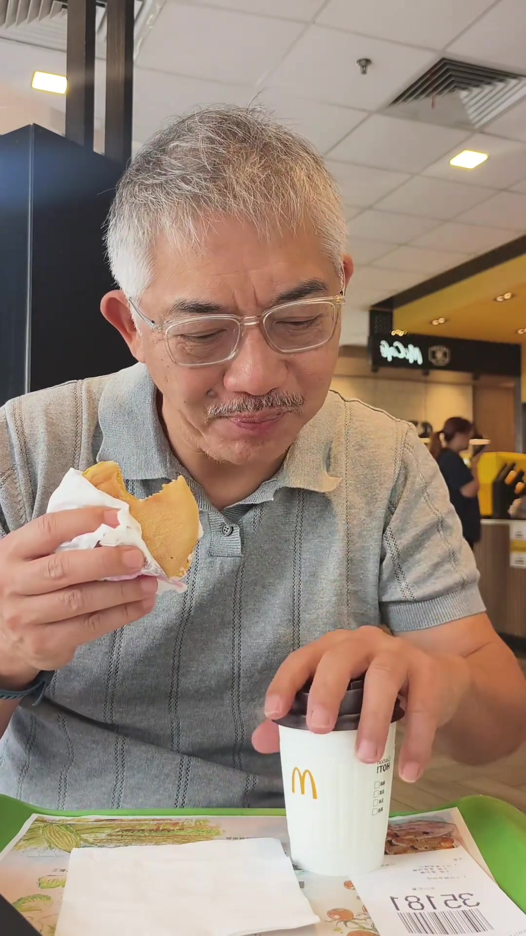 东莞清晨,天气晴好,来份麦当劳芝士蛋汉堡配斋啡