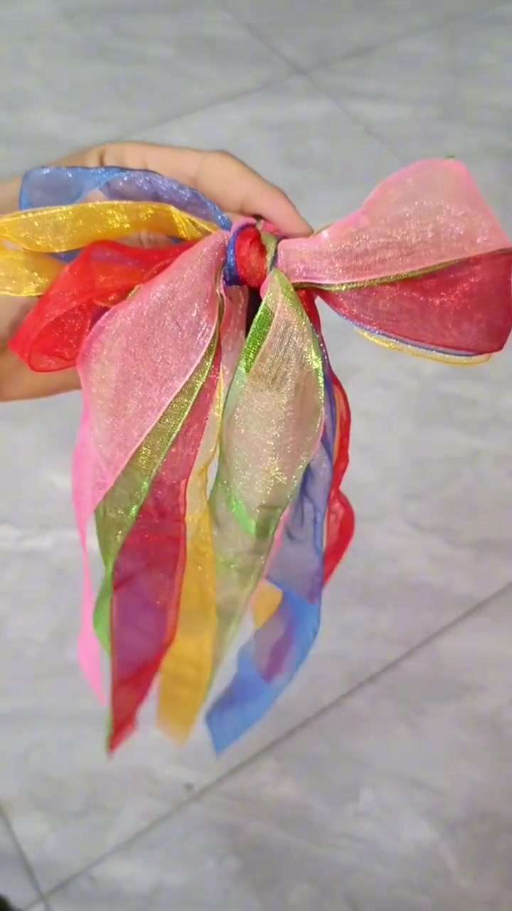 演出头饰彩带的简单实用扎法