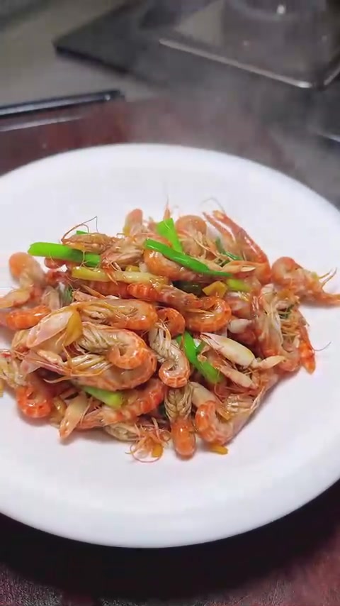 油爆爬爬虾：生呛不好吃，虾仁难剥，这样做超合适！