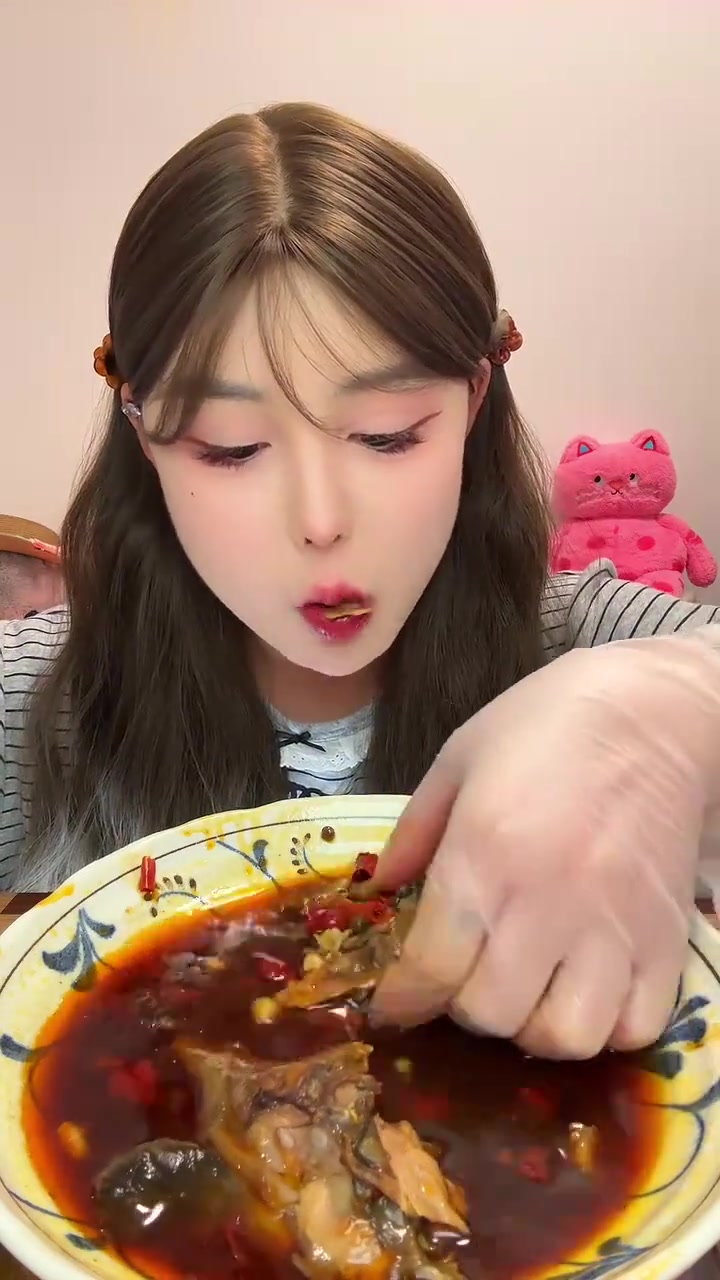 沉浸式体验麻辣甲鱼吐骨解压