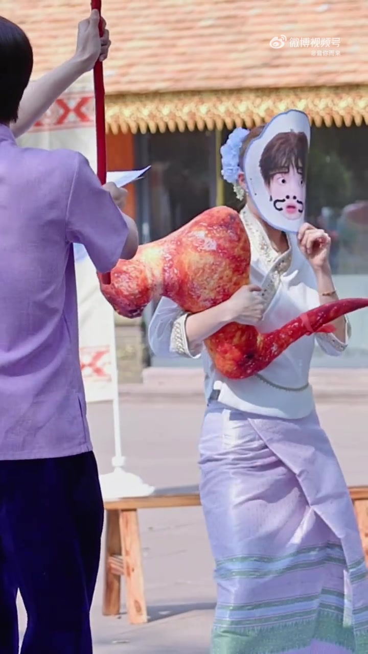 #音你而来# 综艺效果拉满～容祖儿 化身 “鸡腿少女”，抱着巨型鸡腿抱枕，戴着队友的表情包