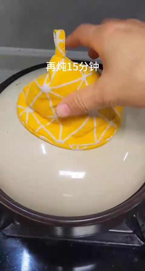 秋天天气干燥，多给家人煲莲子排骨汤