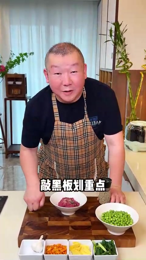 今天做了超级好吃的豌豆炒牛肉沫，你们就学着做吧，真的韵味！