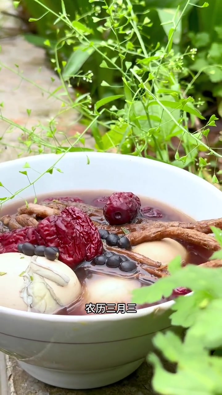 三月三你的家乡有没有芥菜煮鸡蛋的习俗,芥菜虽是野菜,但具有丰富的营养,“三月三,地菜煮鸡蛋