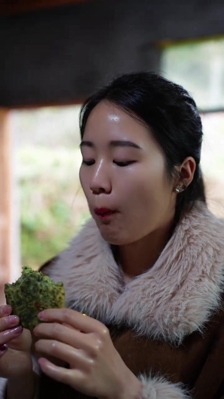 春天长在田间地头的一道美味鼠曲草粑粑