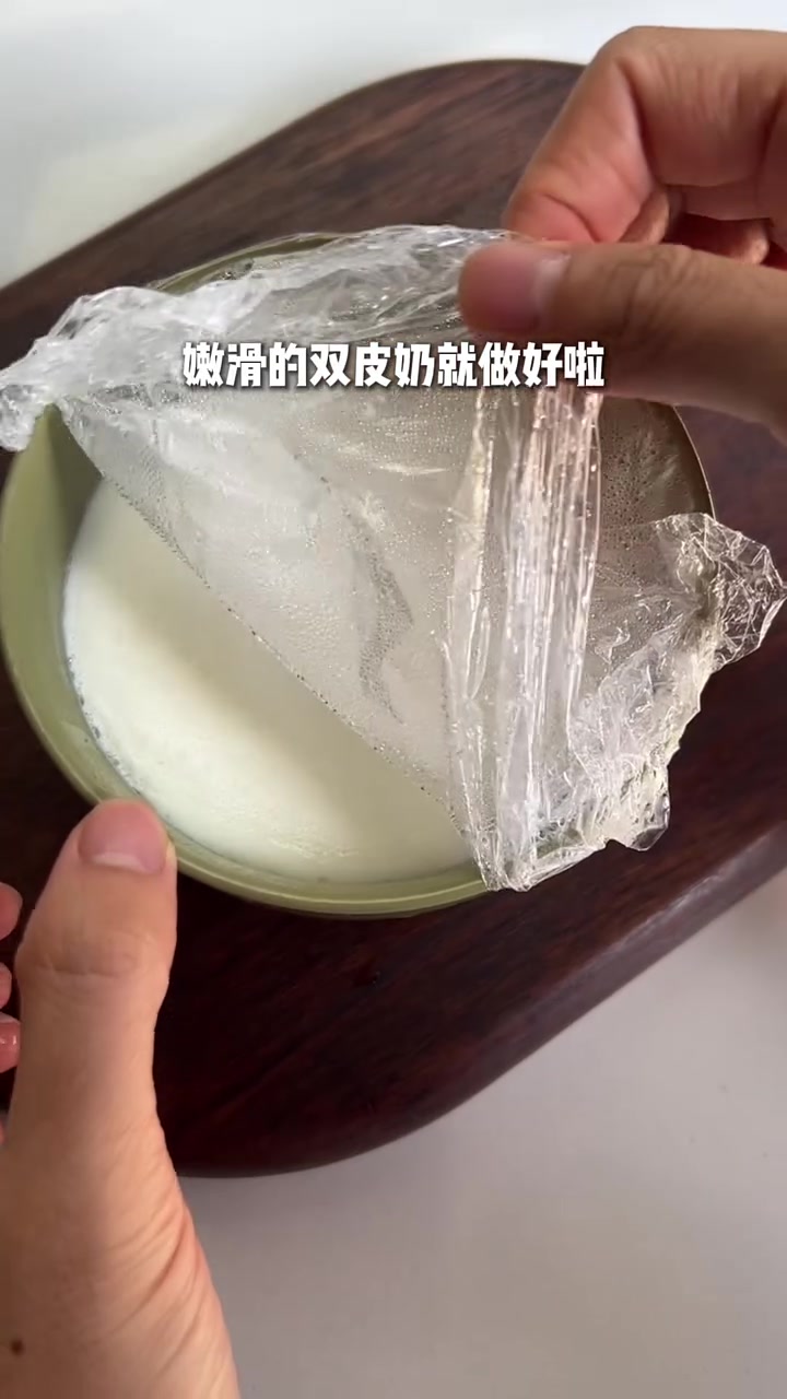 一蛋两吃蛋黄做焦糖布丁,蛋白做双皮奶,成品真的超级滑嫩香甜!#鸡蛋的神仙吃法#焦糖布丁#双