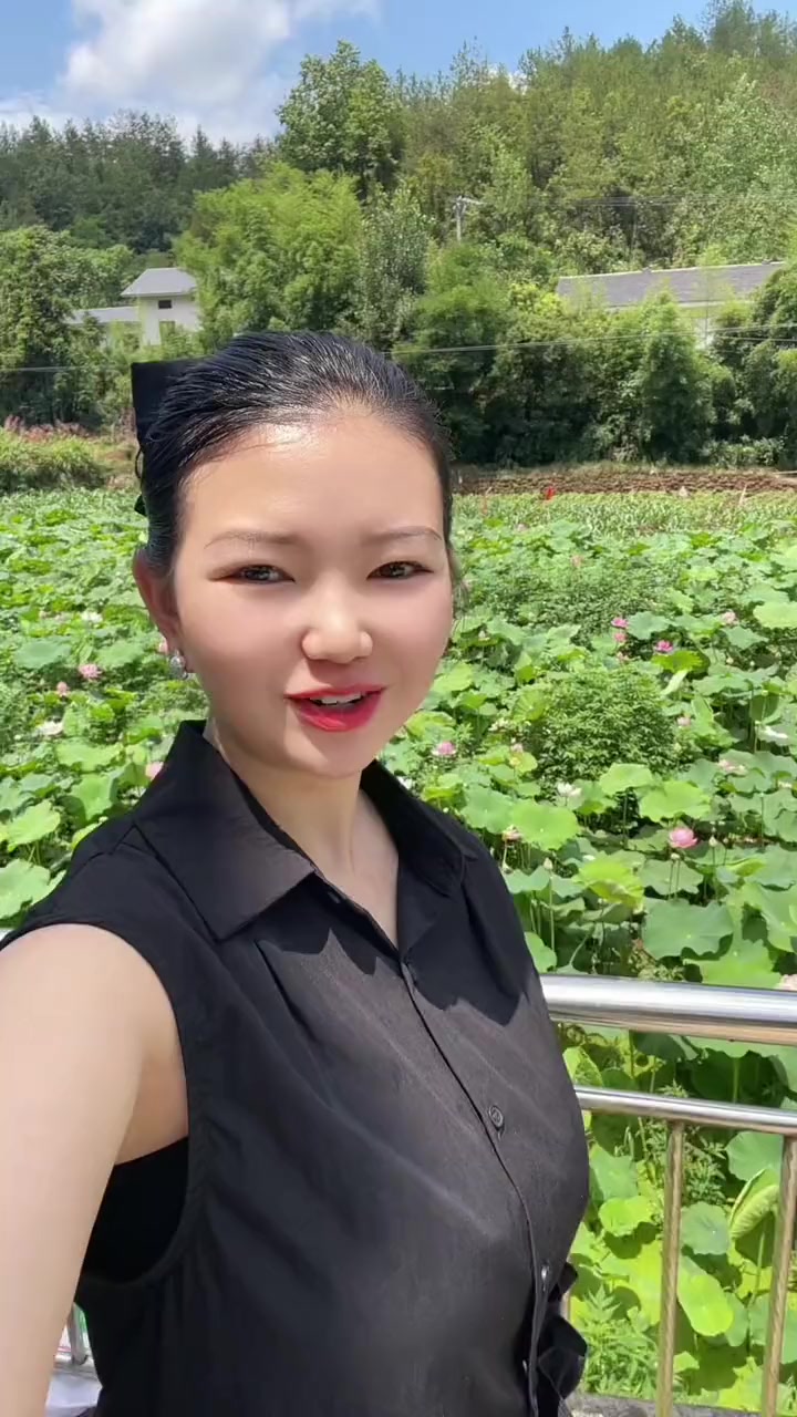 农村的日子,是被大自然宠爱的时光。那满园的纯天然蔬菜,就像生活中永不枯竭的清泉,滋养着身心
