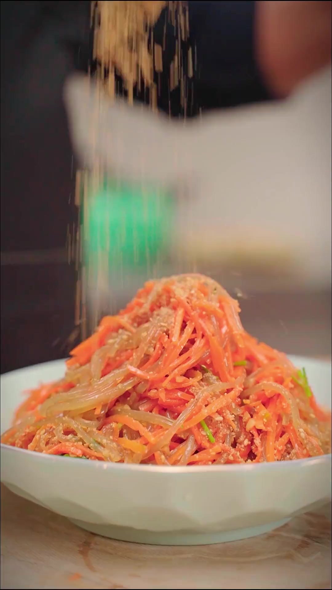 「小强大厨」你家有胡萝卜,粉条粉丝就能做的一道超好吃凉菜,下酒太管