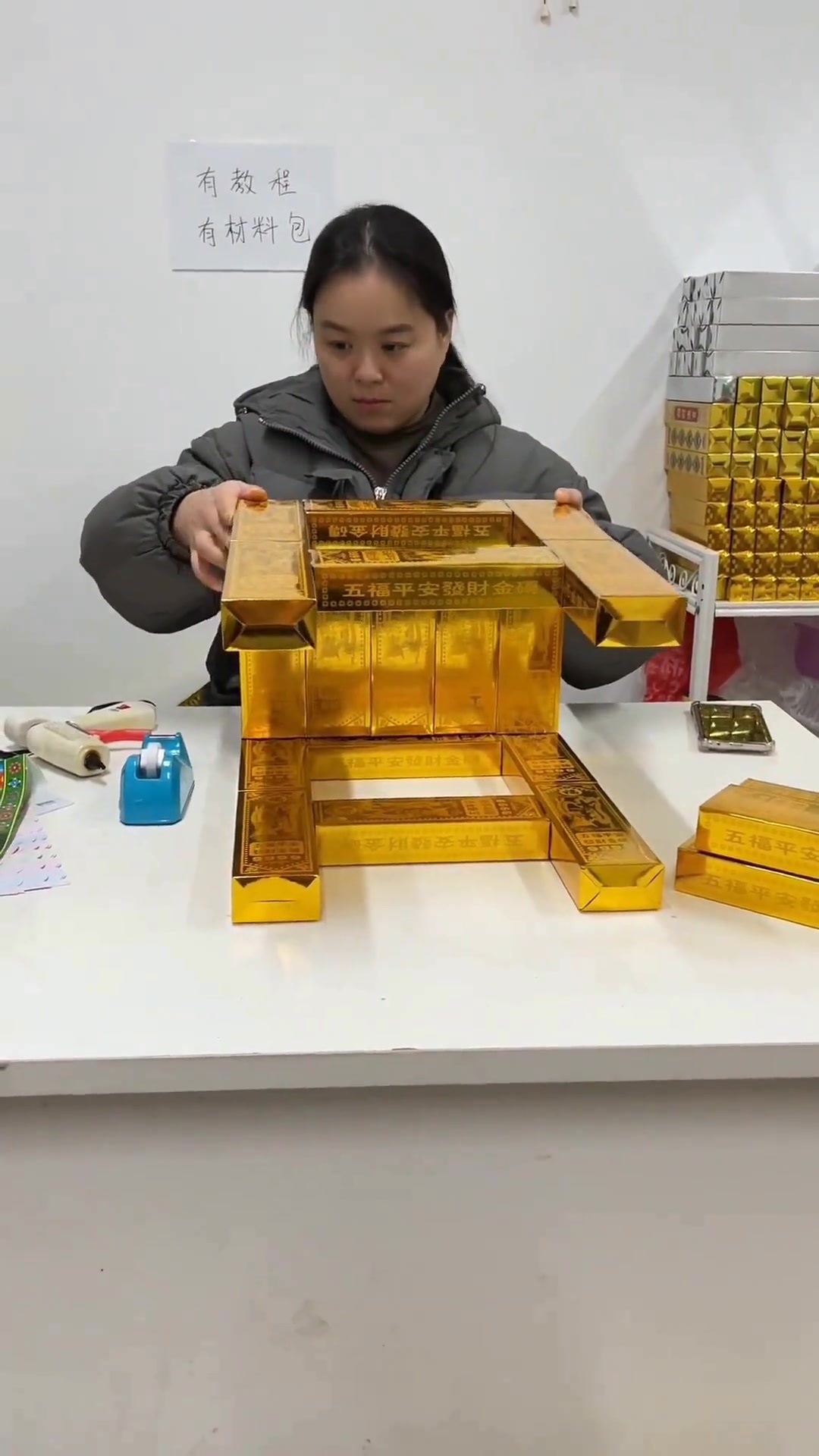 今天教大家折手工折纸高凳子,简单好上手