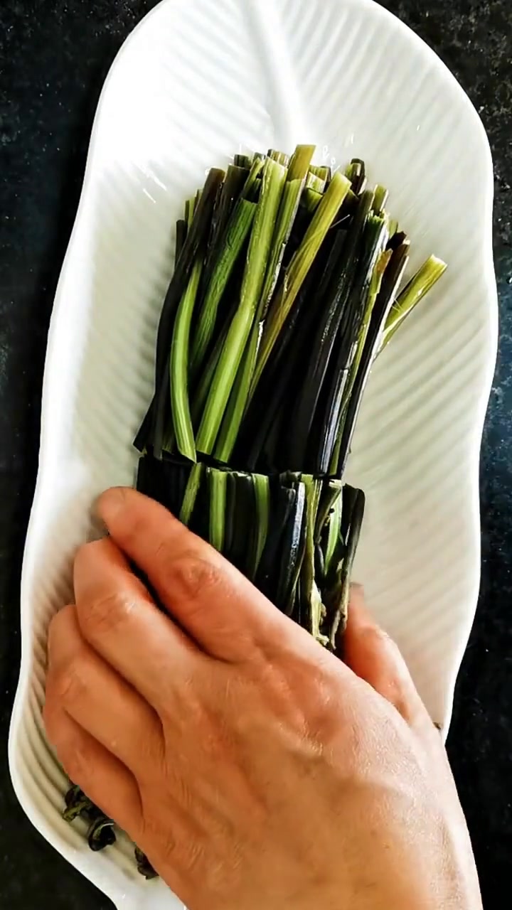 手撕蕨菜的家常做法，简单又好吃