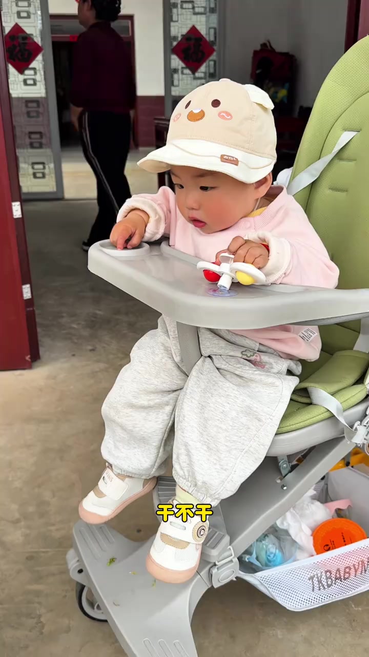 今天婆婆又带我上山了老家的蕨菜可以摘了汪大洋烧了腊肉炒蕨菜凉拌蕨菜真好吃啊
