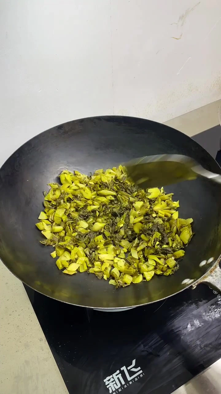 酸菜炒大肠想要大肠脆嫩,第一火要猛,第二一定不能炒太久,太久就咬不动了#家常菜#下饭菜#爆