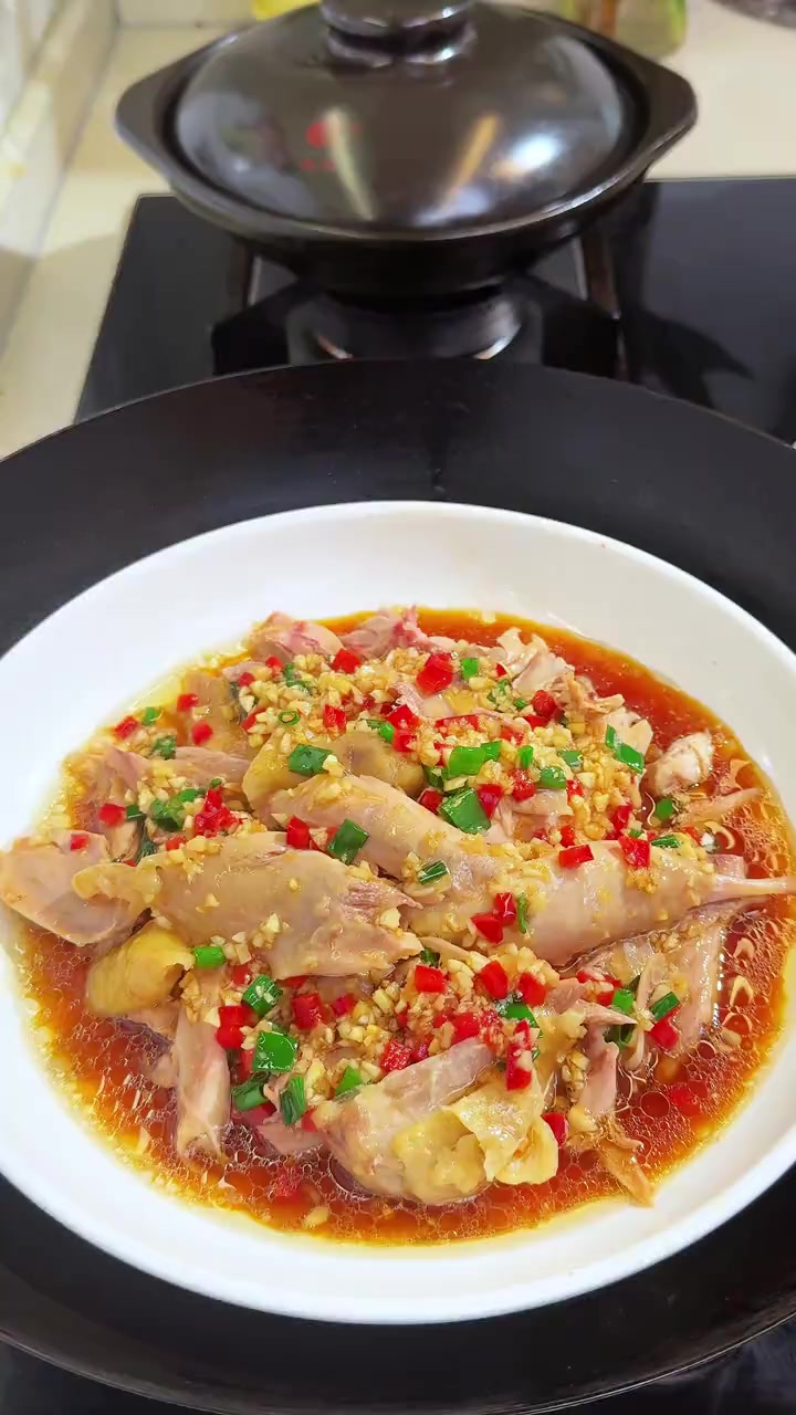 在家就能做葱油手撕鸡,做法简单,鸡肉鲜嫩,大人小孩都爱吃,好美味呀