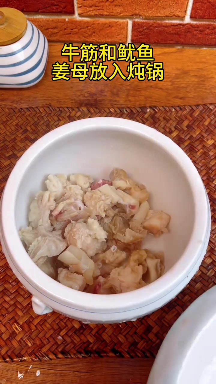 牛筋炖鱿鱼干，汤头味道超搭，闽南风味炖汤