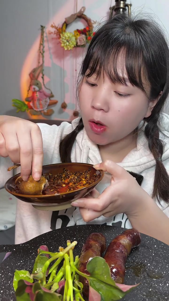 上班太闲 学做自媒体第365天 烤了一锅爆汁肠合集 芝士肠 墨鱼肠 麻辣香肠 #每日美食分