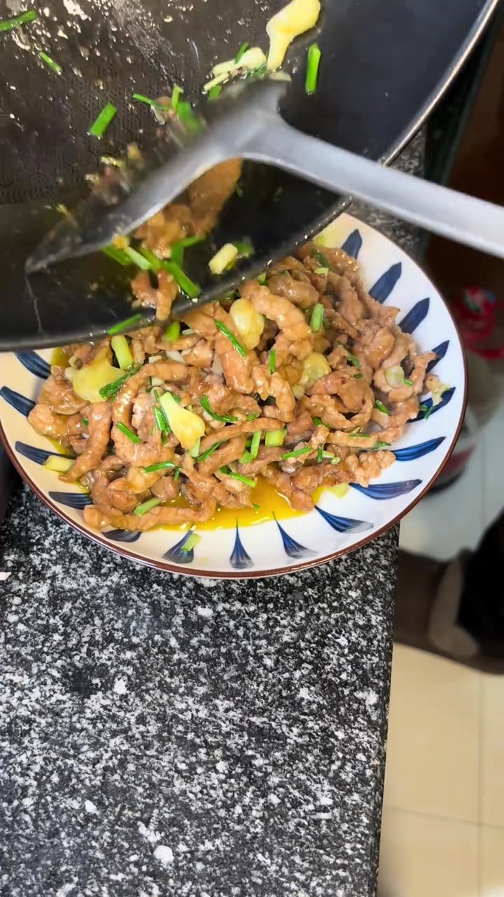 成都野葱炒肉丝,鲜嫩爽口,家常美味!