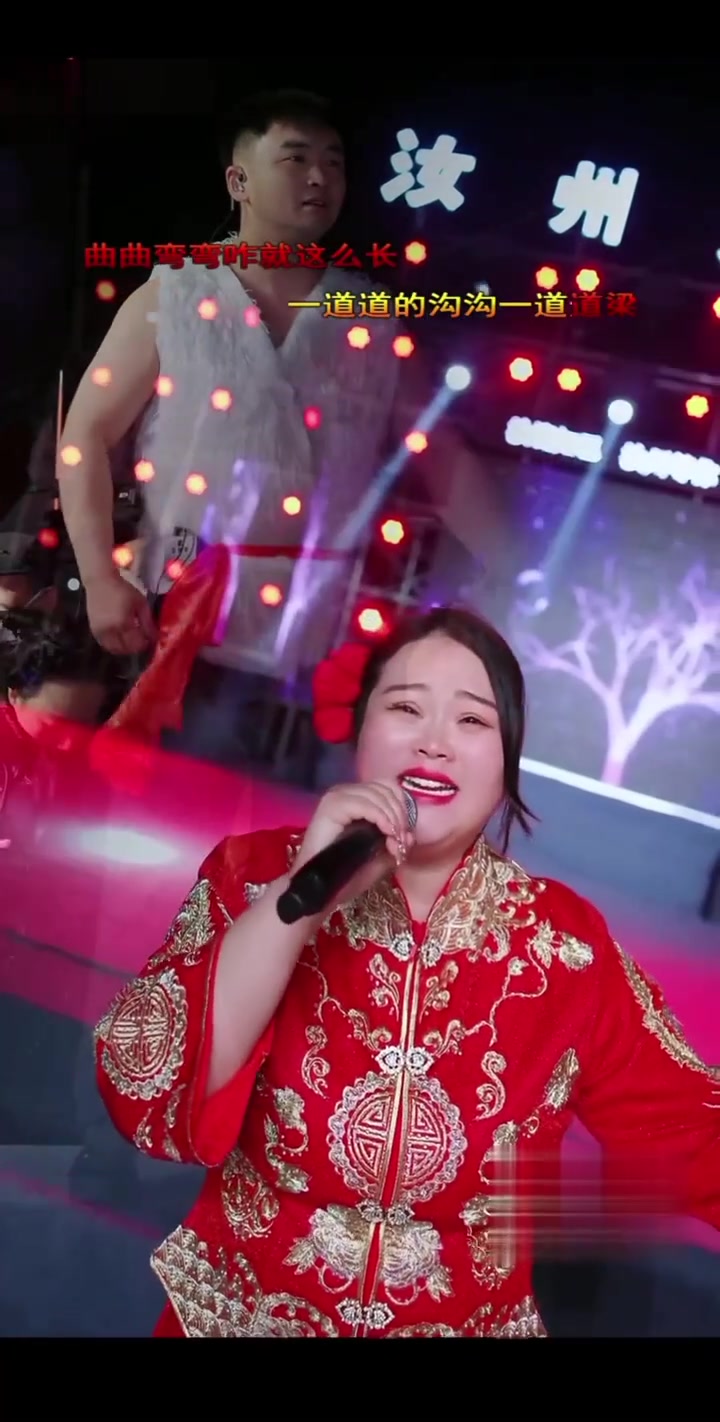 这首歌讲述了在陕北一对相爱的有情人不能在一起，女人被迫嫁给别人，男人站在对面的梁上给她送行