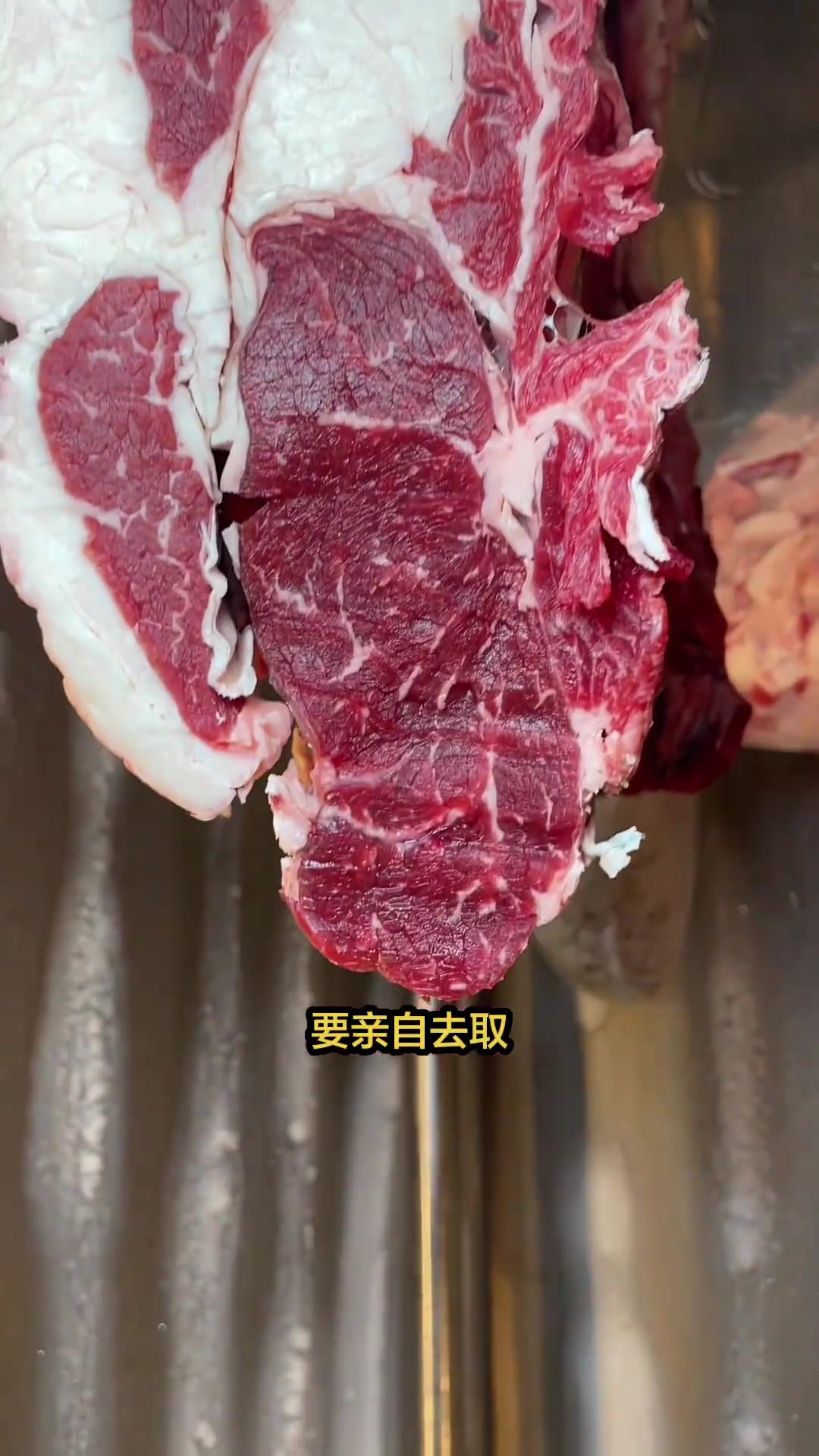 西安回民街,30年老店木炭烤肉,果香浓郁,肉嫩味美