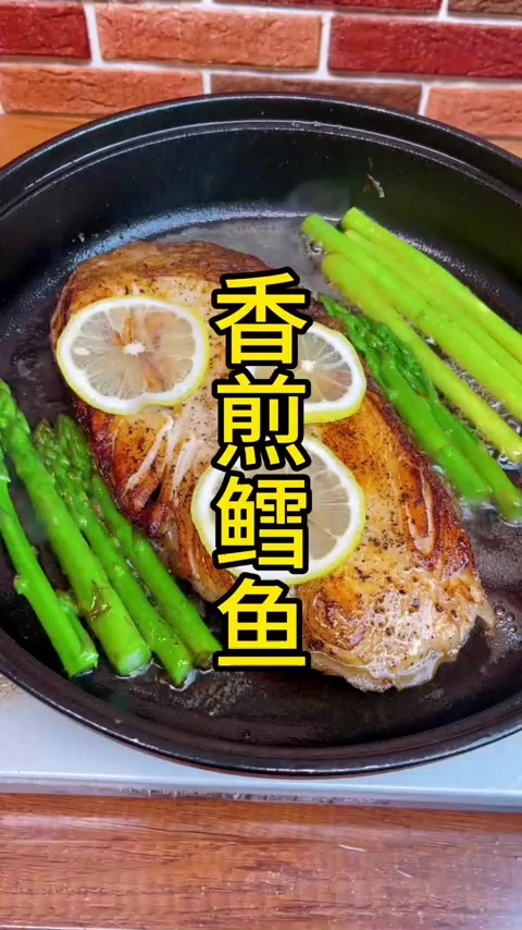 香煎鳕鱼,用黄油来煎,微微带点奶香味,够好吃,快快安排起来