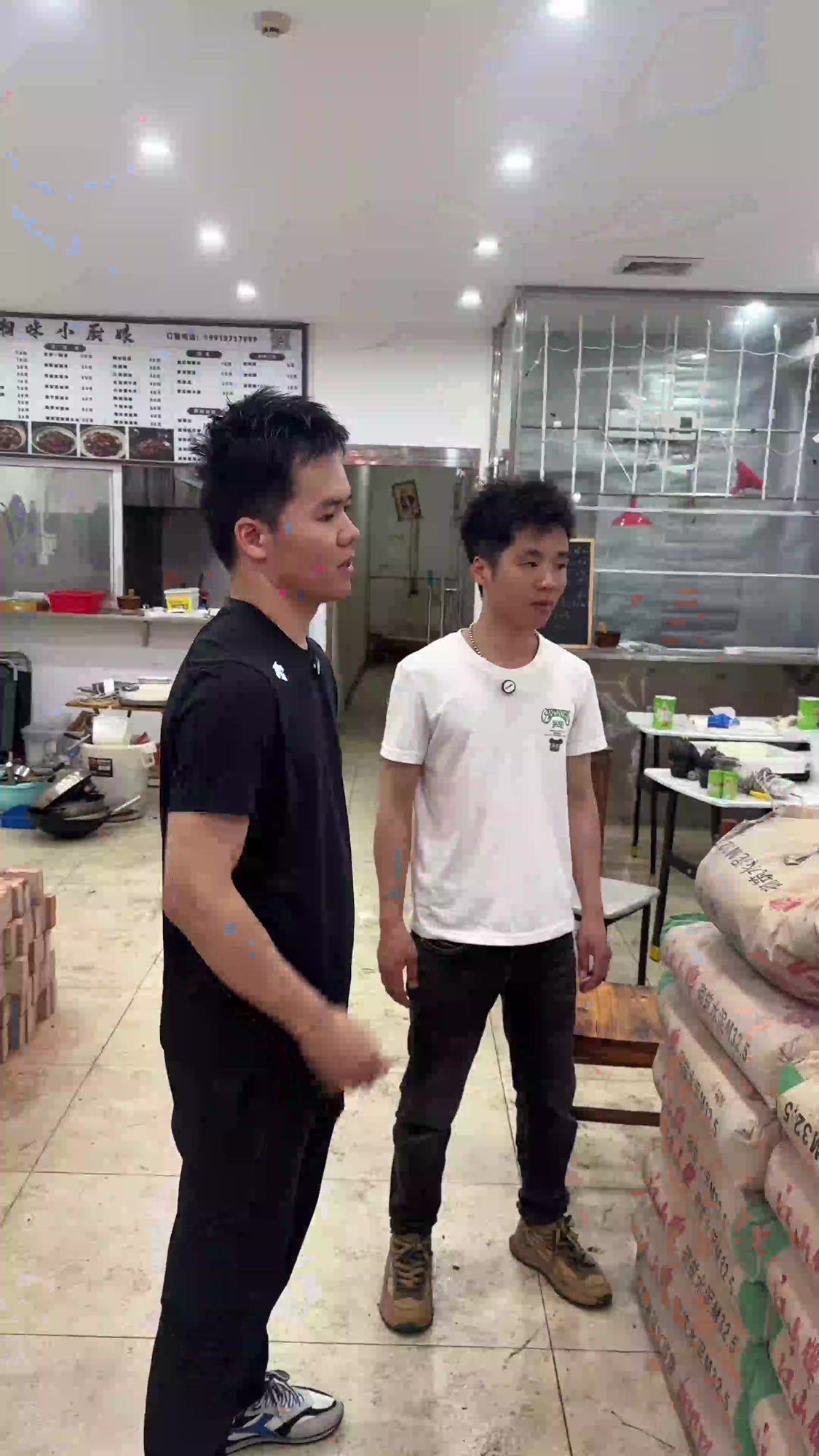 来自广西的老表,在江门找了个90平左右的店铺