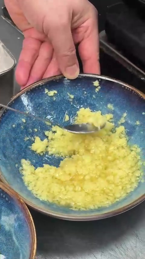 姜蓉是白切鸡的灵魂，今天教大家在家里做出酒店风味的姜蓉