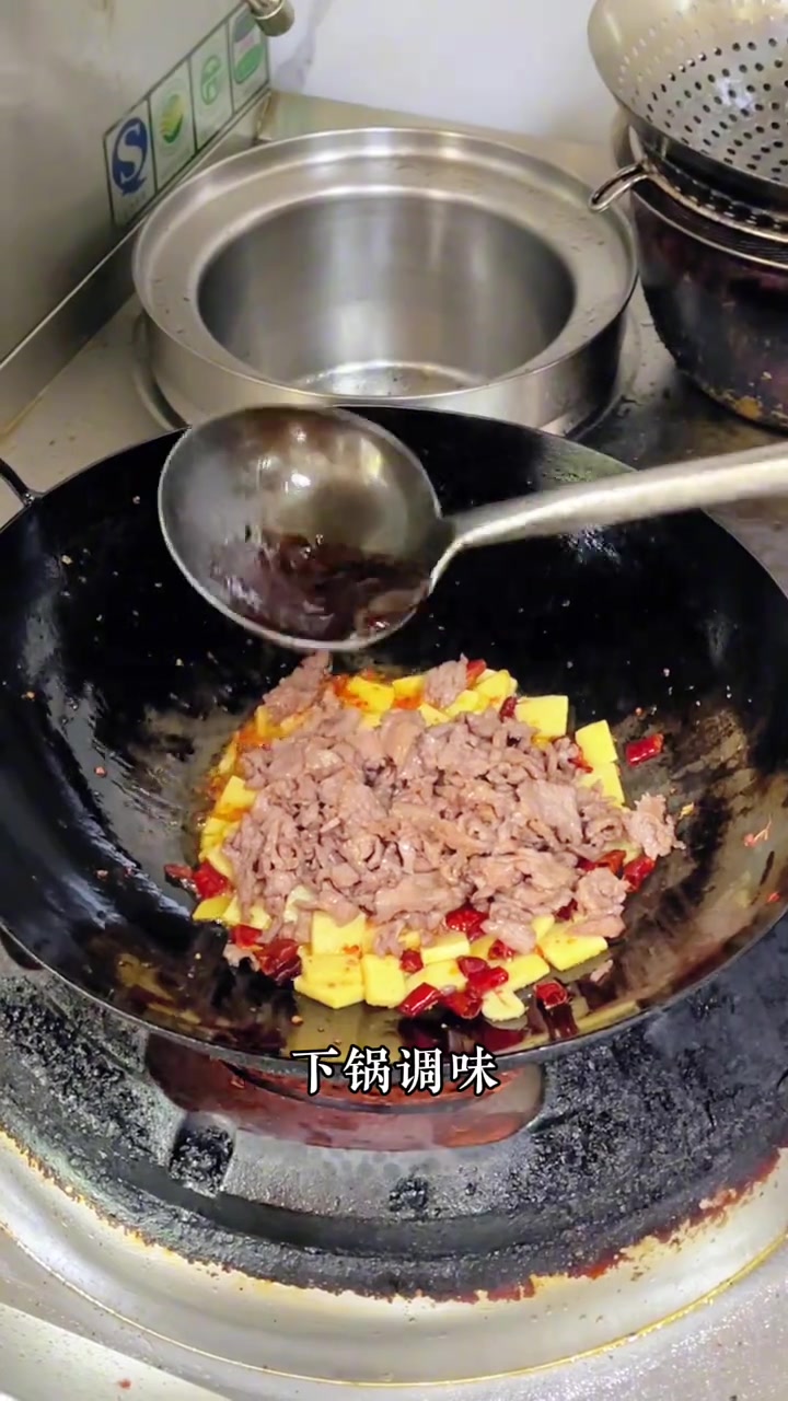 酸笋炒牛肉，酸辣爽口，鲜嫩美味！云南