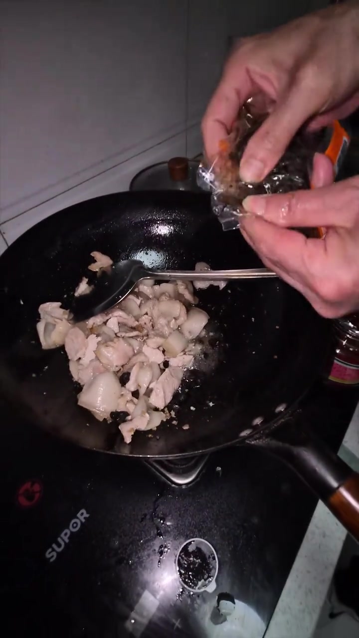 手把手教你炒正宗四川回锅肉,在家也能吃到地道川味!