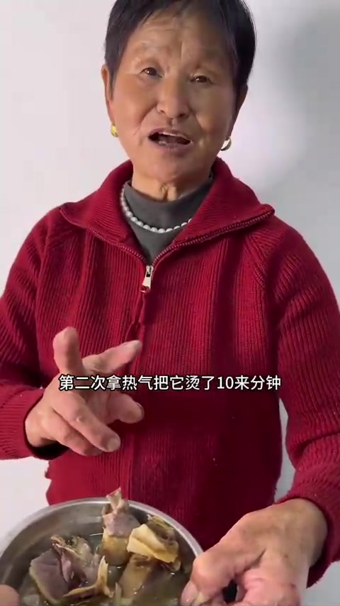 一到冬天,安徽人喜欢腌鸭腌鸡,散养黑麻鸭肉质紧实,做菜香