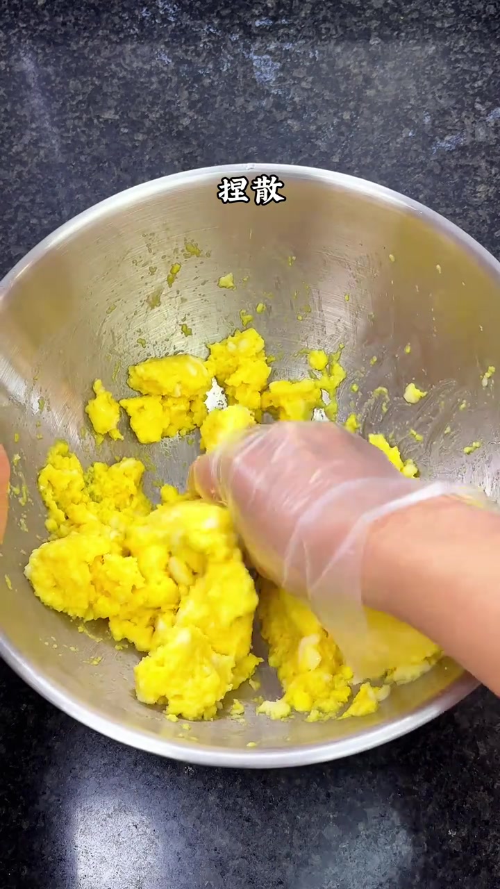 用馒头和鸡蛋就能做成披萨 超级简单营养又好吃 比买的还好吃 #自制披萨 #披萨 #馒头披萨