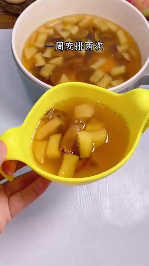 宝宝不想吃饭，睡觉还满床打滚，婆婆说吃多了，煮苹果山楂水喝