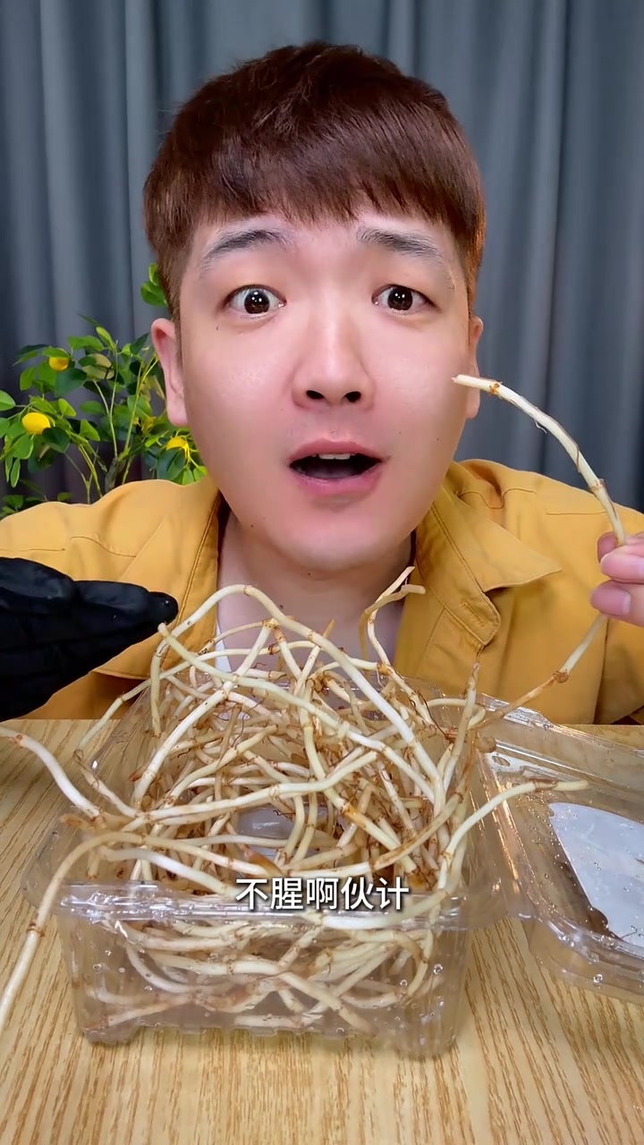 挑战折耳根面无表情 #折耳根 #春天的味道 #嘴硬 #折耳根