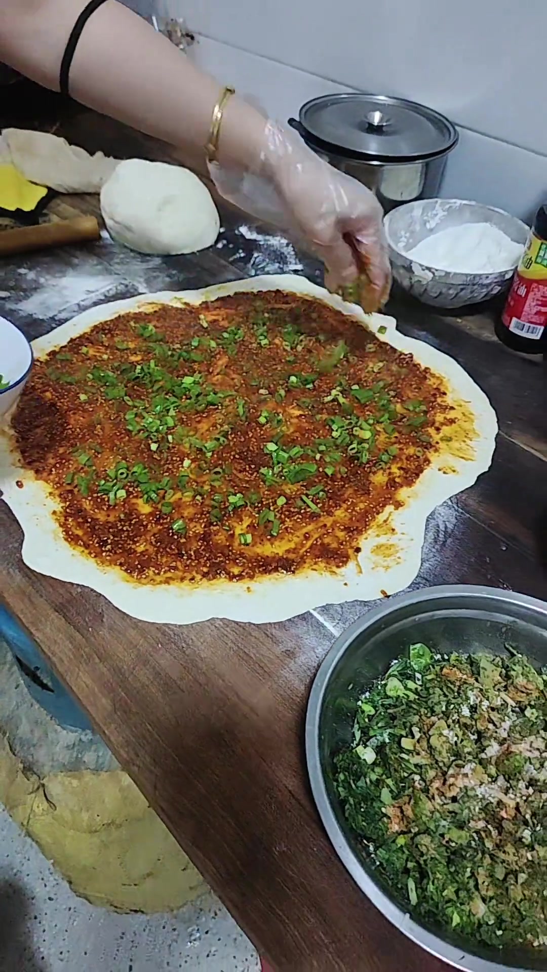 婆媳农家做野菜卷馍