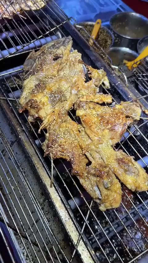 在临沂也能吃上沈阳烤鸡架啦！嘎嘎香！