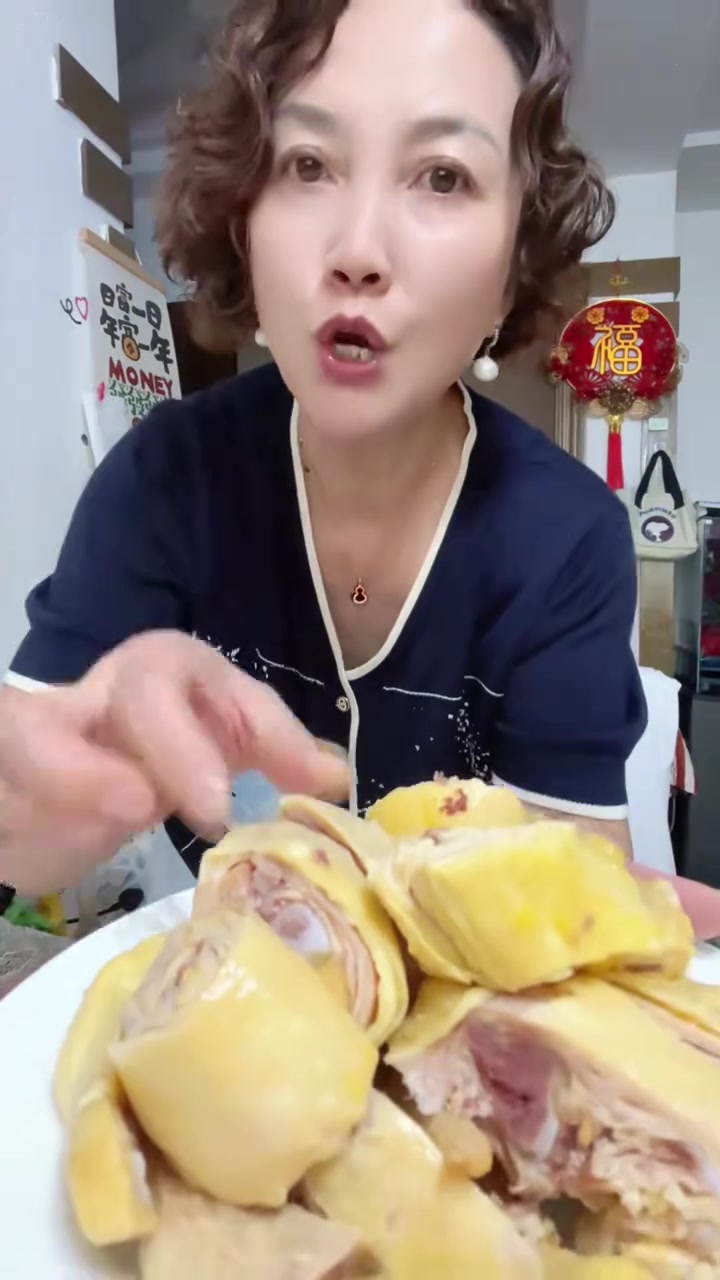 杏花楼小绍兴白斩鸡，皮脆肉嫩，品质与价格无需多言！