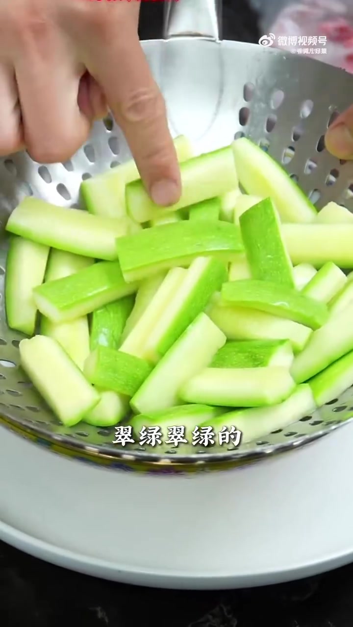 云南小瓜炒梅花肉，口感脆嫩鲜甜，简单家常还又下饭。#不可辜负的美食##我的奇妙厨房#（爷俩