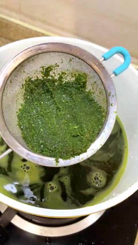 鸡屎藤籺糖,没过滤没加苏打粉,颜色像薯粉糖