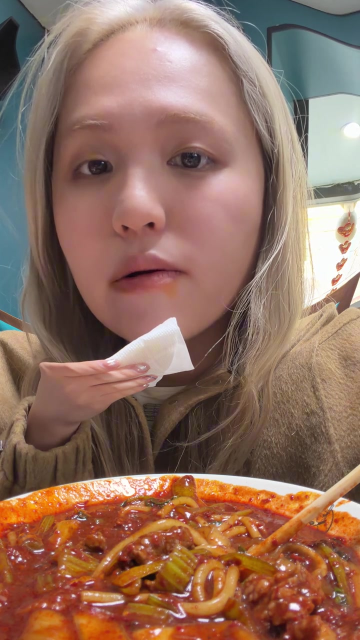 云南博主挑战新疆爆辣炒米粉，吃哭了！